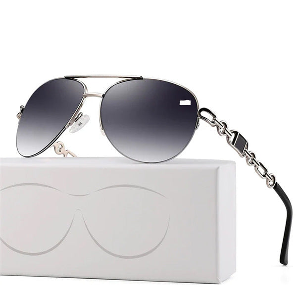 Dame aviator solbrille med moteriktig kjededetalj Skanto