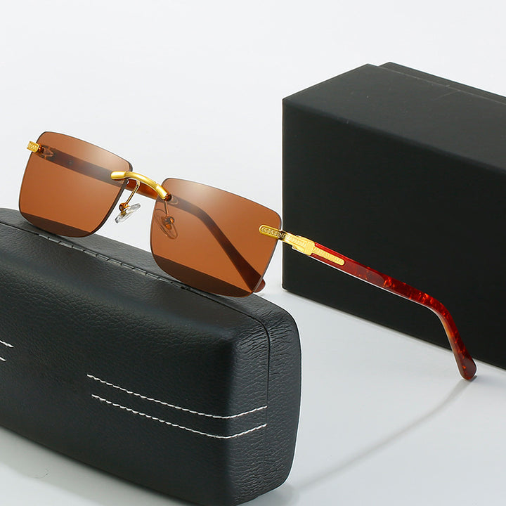 Dame moteriktig solbrille med stilren, firkantet ramme og elegante metallkanter Skanto