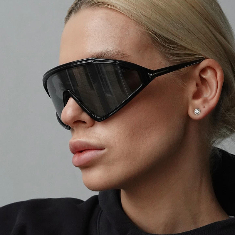 Dame sport solbrille med aerodynamisk design og UV-beskyttelse Skanto