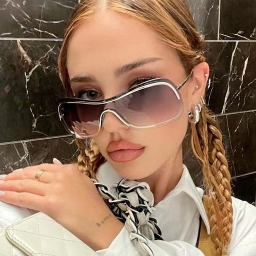 Dame sporty oversized solbriller med elegant design Skanto