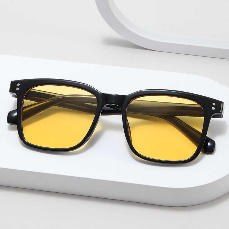 Dame moteriktig solbrille i moderne firkantet design Skanto