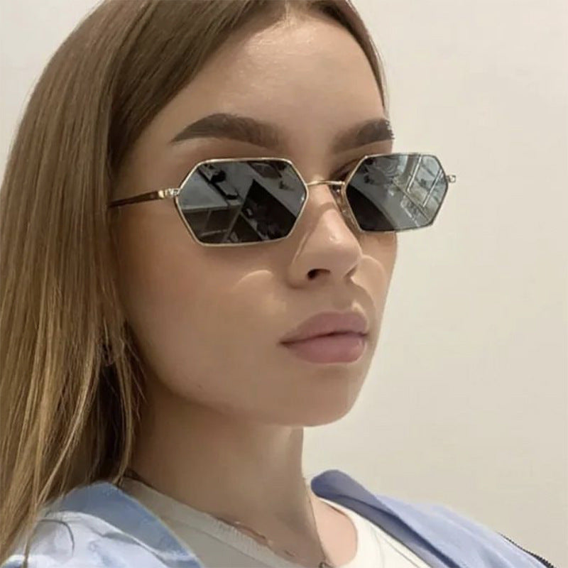 Dame hexagonal solbrille med elegant metallramme og UV-beskyttelse Skanto