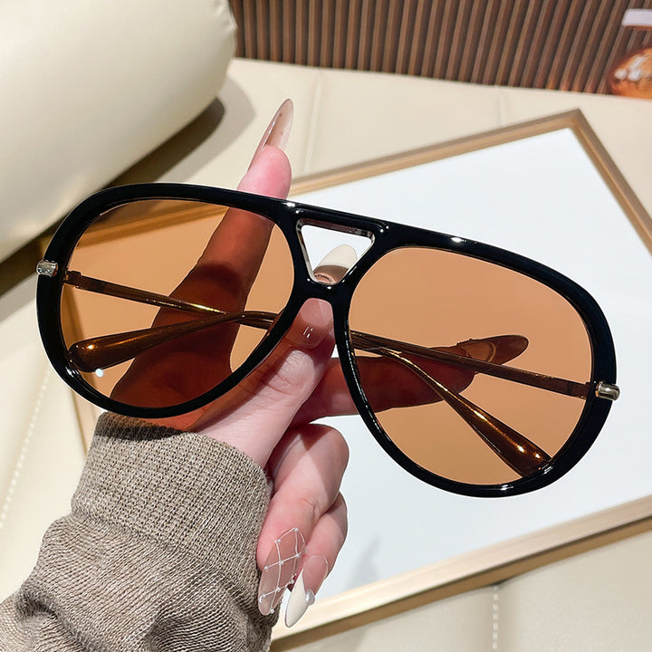 Dame solbrille i ekstravagant design med markante glass Skanto