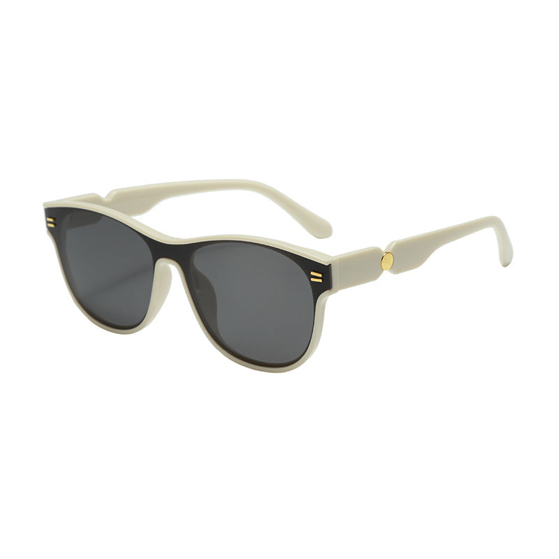 Dame moteriktig solbrille med unik ramme Skanto