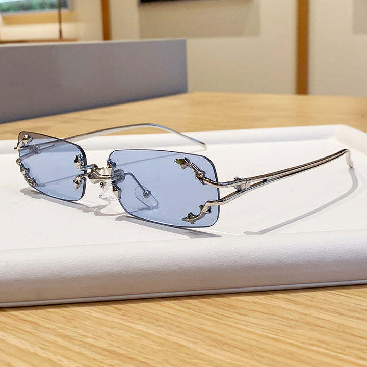 Dame moteriserte solbriller med filigran metallramme og transparente glass Skanto