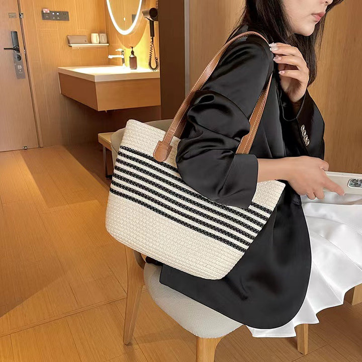 Elegant Tote Bag laget av vevd bastmateriale med robuste lærdetaljer Skanto