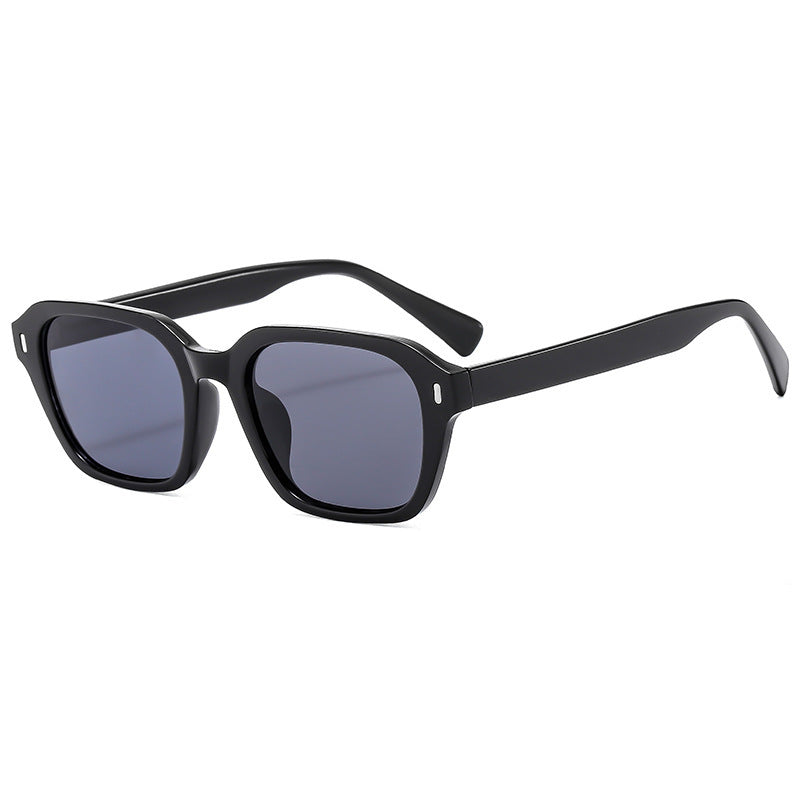 Dame Firkantet solbrille med stilfull gjennomsiktig ramme og UV-beskyttelse Skanto