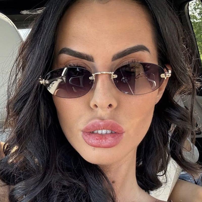 Dame moterimessig solbrille med oval ramme og elegante aksenter Skanto