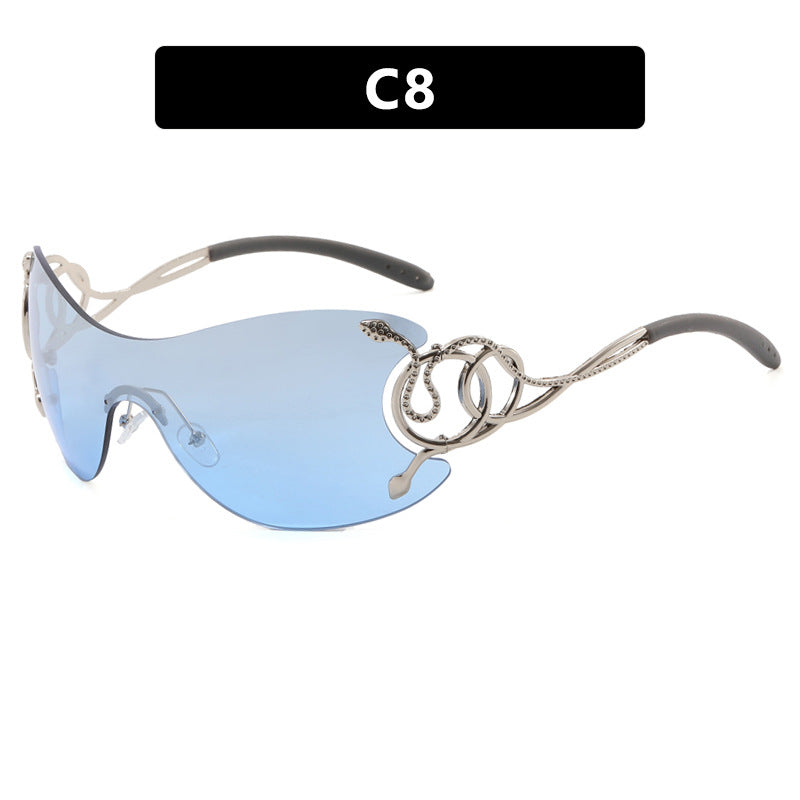 Dame futuristisk solbrille med lekent design Skanto