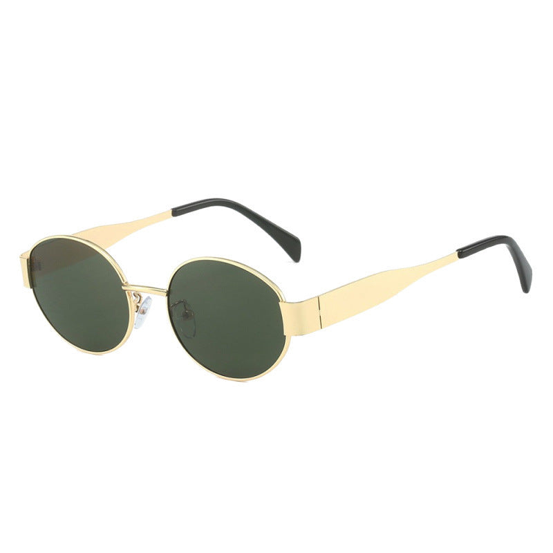 Dame moteriktig solbrille med elegant metallramme Skanto