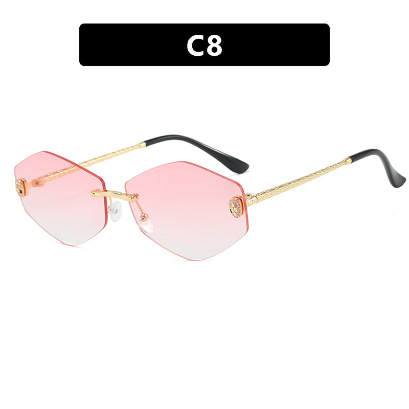 Dame geometrisk solbrille i moderne design med elegant metallramme Skanto