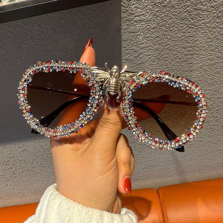 Dame Glamorøs Statement-solbrille med unikt insektdesign Skanto