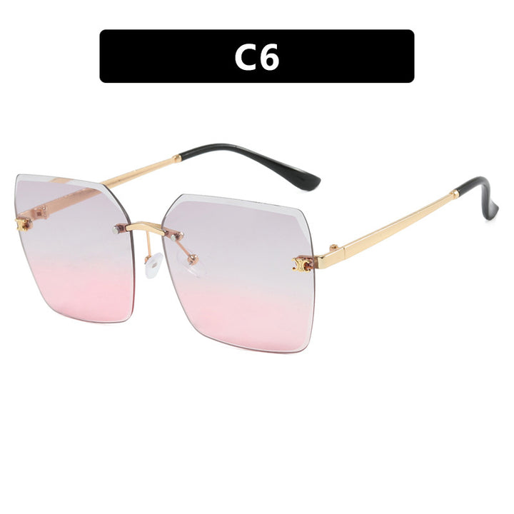 Dame firkantet solbrille i moderne design med filigran metallramme Skanto
