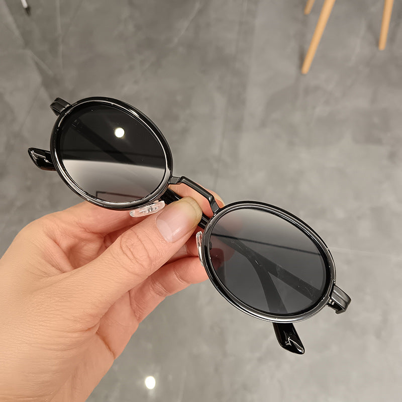 Dame rund solbrille med lette glass og gyldne detaljer Skanto