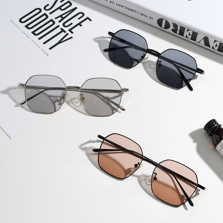 Dame geometrisk solbrille med moderne metallramme Skanto