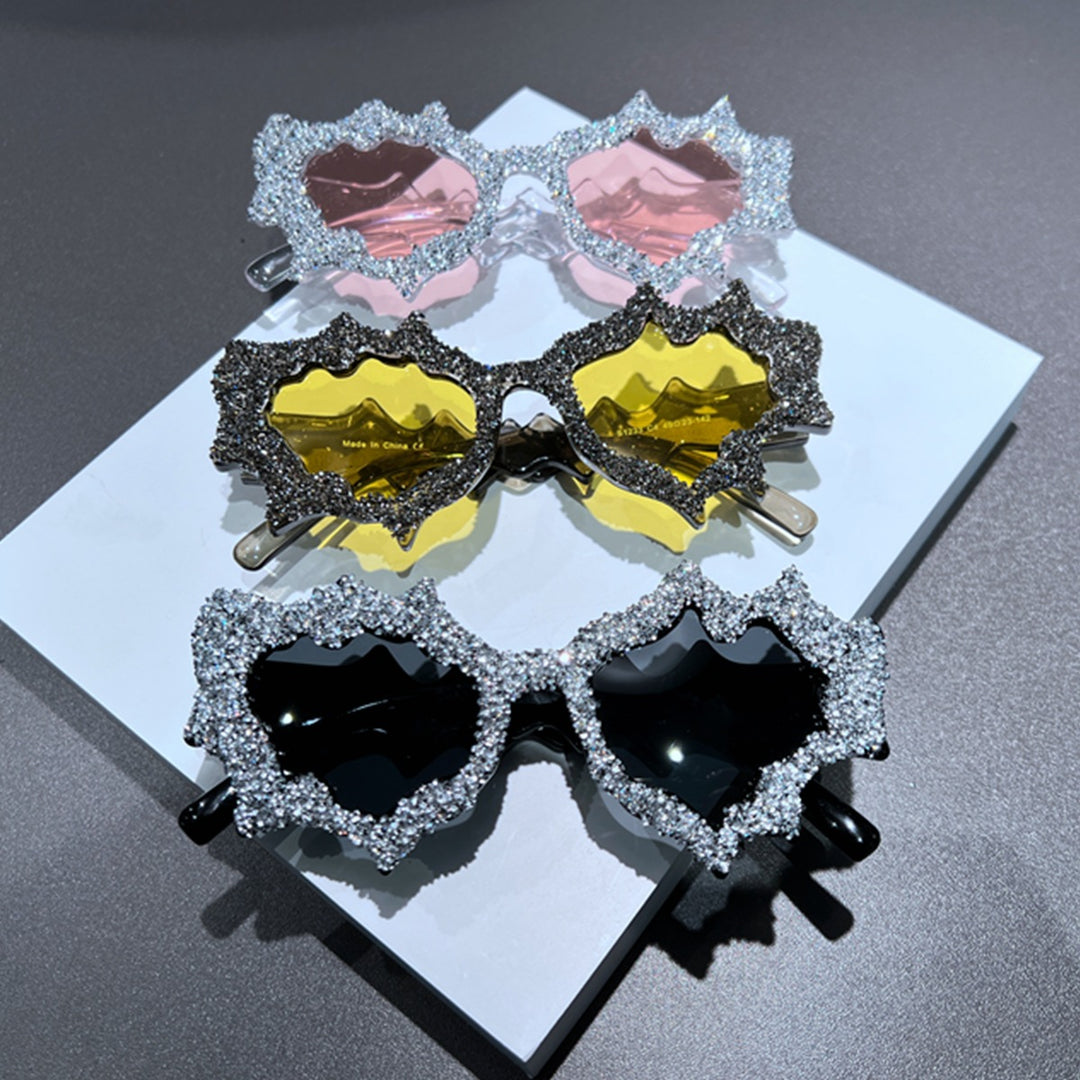 Dame kreativ solbrille i ekstravagant design med glitrende detaljer Skanto