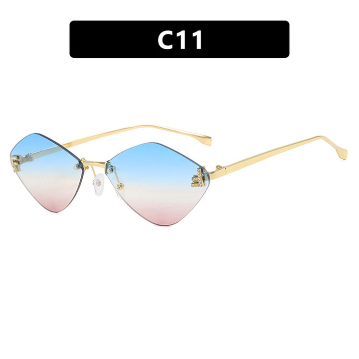 Dame geometrisk solbrille i ekstravagant design med gradiertede glass Skanto