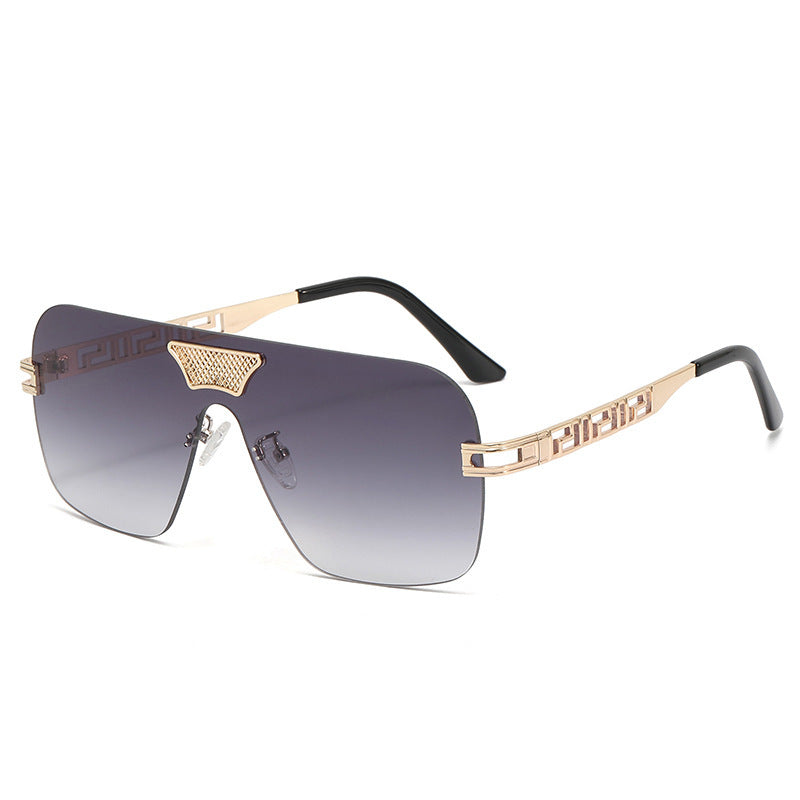 Dame moteriktig solbrille i futuristisk stil med fremragende ramme Skanto