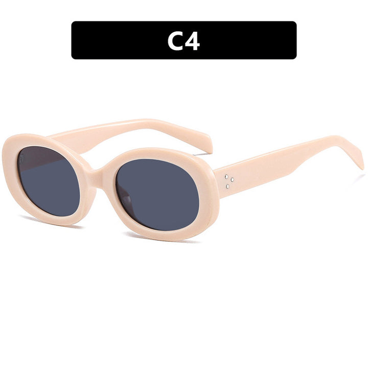 Dame moteriktig solbrille i elegant ovalt design med robust ramme Skanto