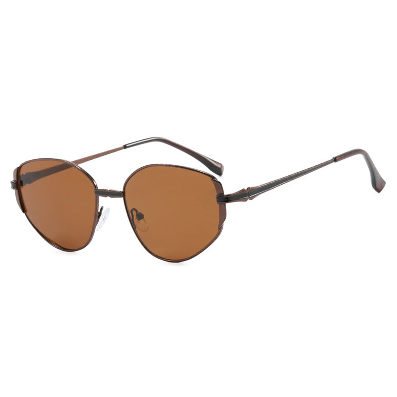 Dame moderne geometrisk solbrille med stilfull metallramme Skanto