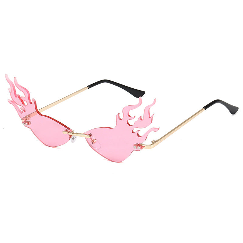 Dame moteriktig solbrille med flammeformet design Skanto