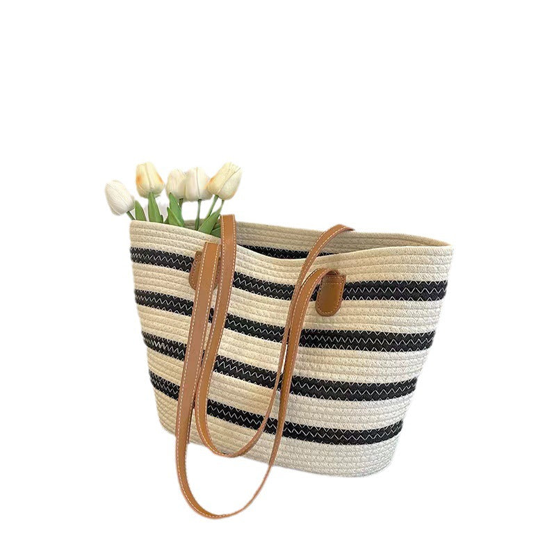 Elegant Tote Bag laget av vevd bastmateriale med robuste lærdetaljer Skanto