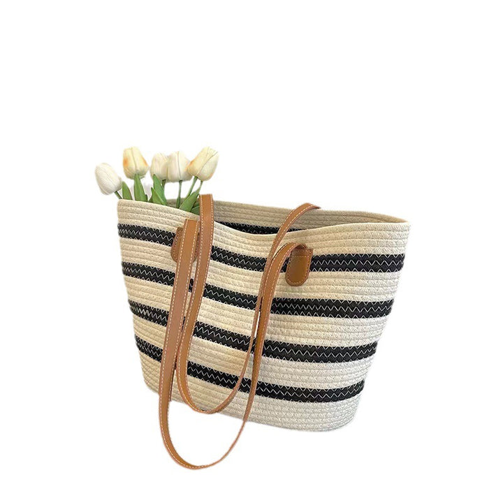 Elegant Tote Bag laget av vevd bastmateriale med robuste lærdetaljer Skanto