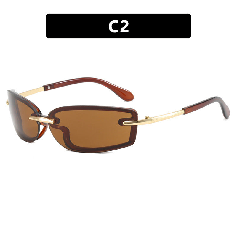 Dame moteriktig solbrille i futuristisk design og gjennomsiktig ramme Skanto