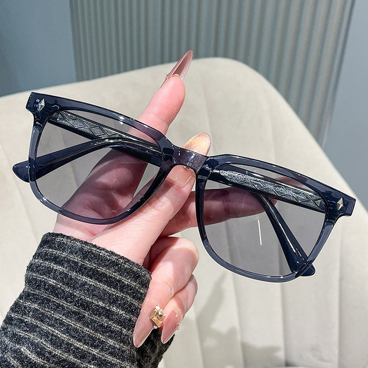 Kvinnelige fashionable solbriller med stilig og robust ramme Skanto