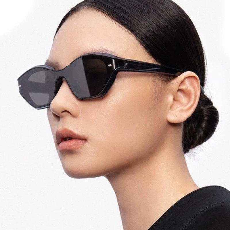 Dame moter Solbrille med moderne design og beskyttende UV-filter Skanto