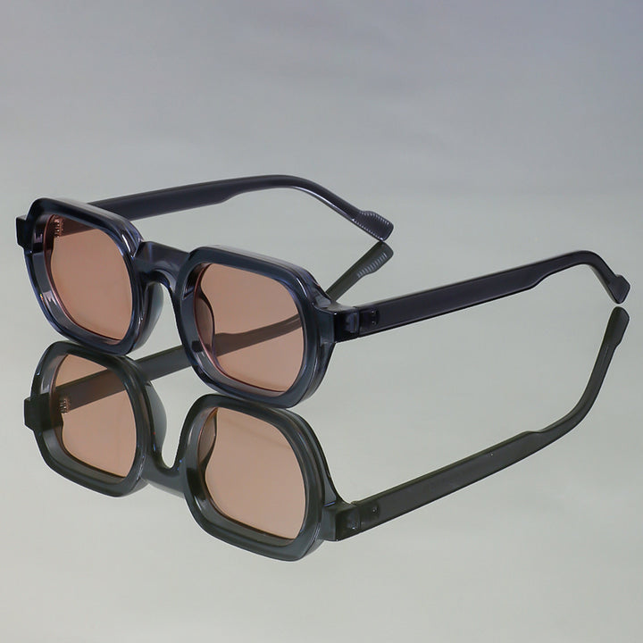 Dame moteriktig solbrille i moderne design med bred ramme Skanto