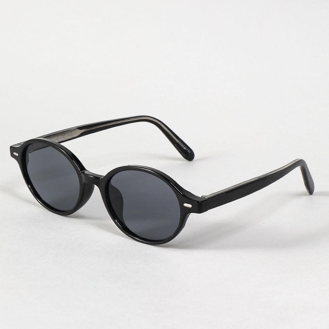 Dame moteriktig solbrille i oval design med stilige detaljer Skanto