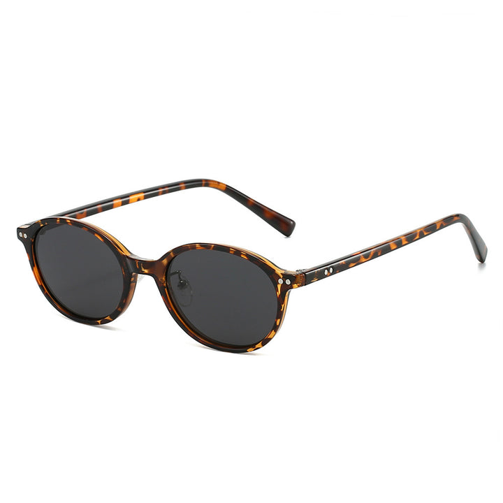 Dame Premium solbrille i elegant oval design Skanto