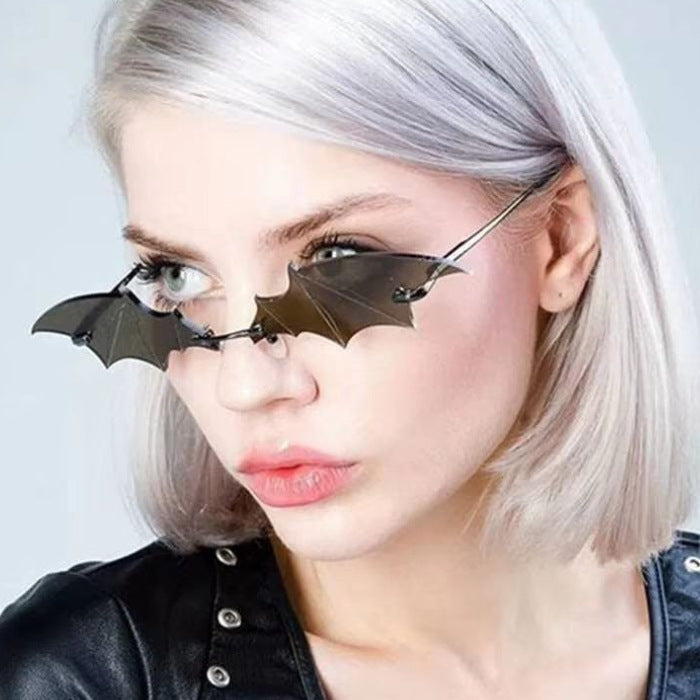 Dame Design-solbriller i en uvanlig flaggermusstil Skanto
