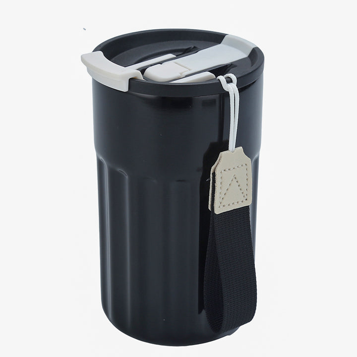 Kvinnens isolerte to-go kopp med fleksibel drikkeåpning Skanto
