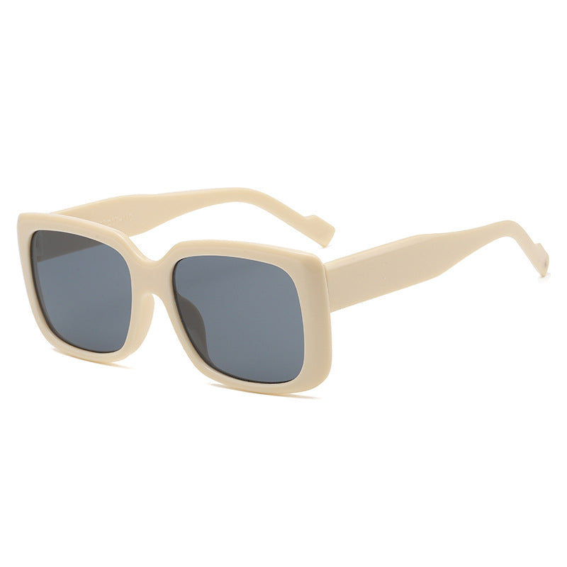 Dame moteriktig kvadratisk solbrille med gjennomsiktig ramme og innovativt design Skanto
