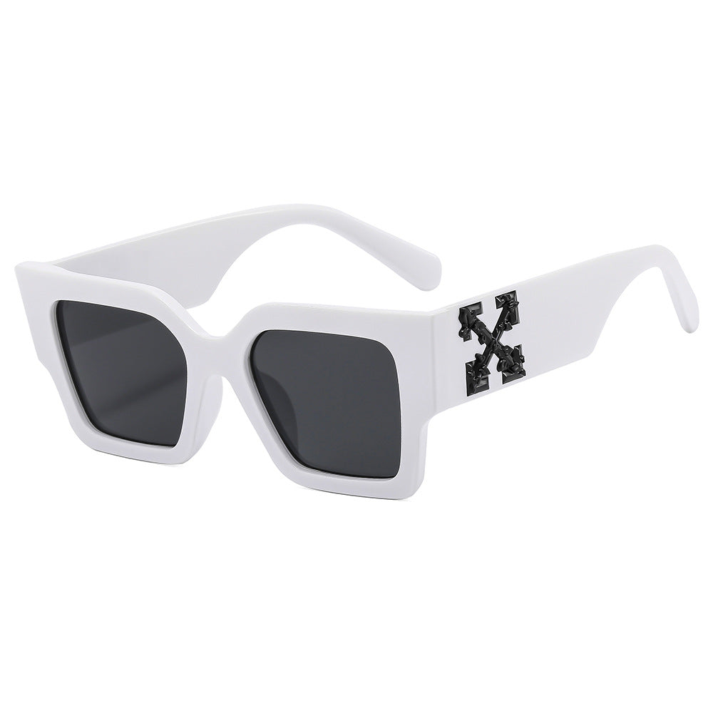 Dame designer solbrille med iøynefallende geometrisk ramme Skanto