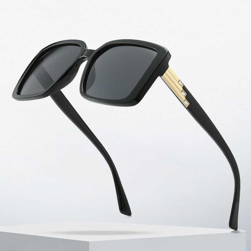 Dame moteriktig firkantet solbrille med trendy detaljer Skanto