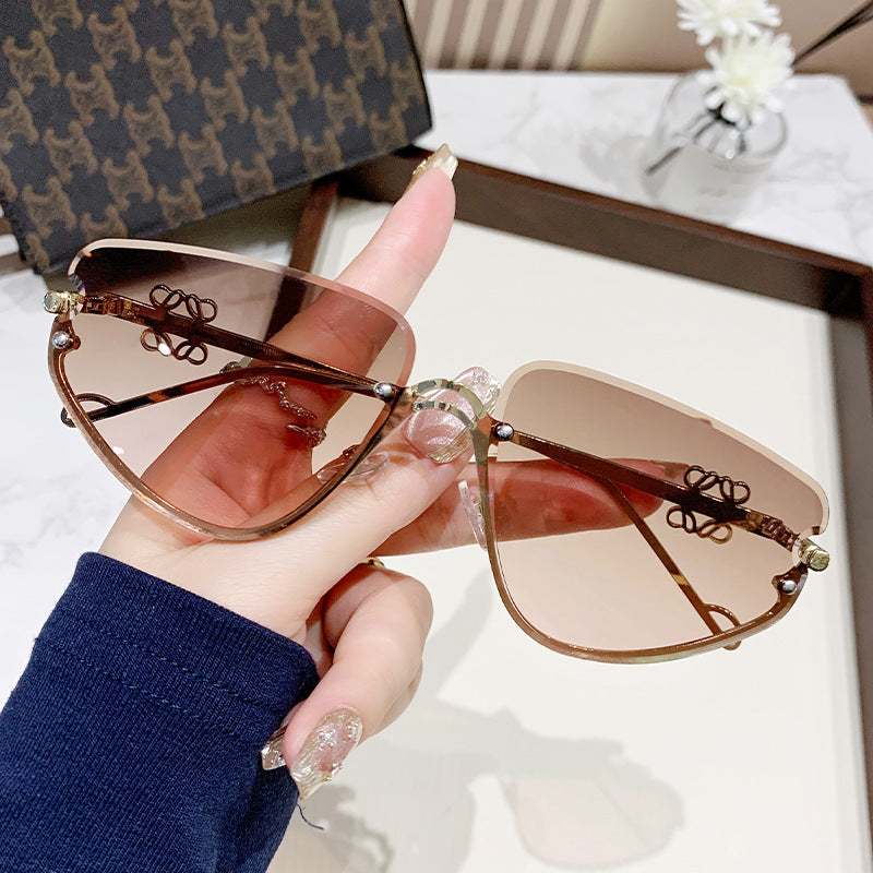 Damer ekstravagant solbrille med moderne, geometrisk ramme Skanto