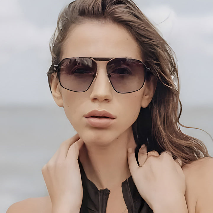 Dame solbrille i moderne, geometrisk design med robust metallramme Skanto