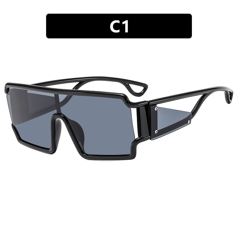 Dame moteriktig sports solbrille med futuristisk design Skanto