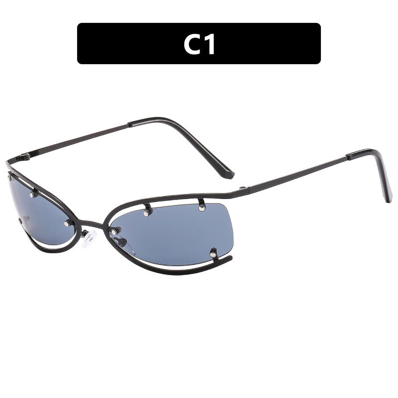 Dame moteriktig solbrille med elegant rammestruktur og trendy linser Skanto