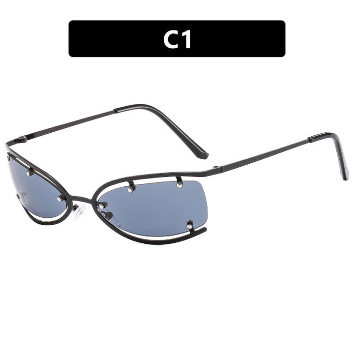 Dame moteriktig solbrille med elegant rammestruktur og trendy linser Skanto