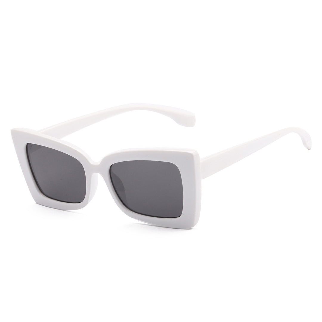 Dame moteriktig solbrille med bred ramme og markant design Skanto