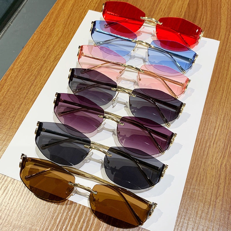 Dame moteriktig solbrille med innovativt sjakkert design Skanto