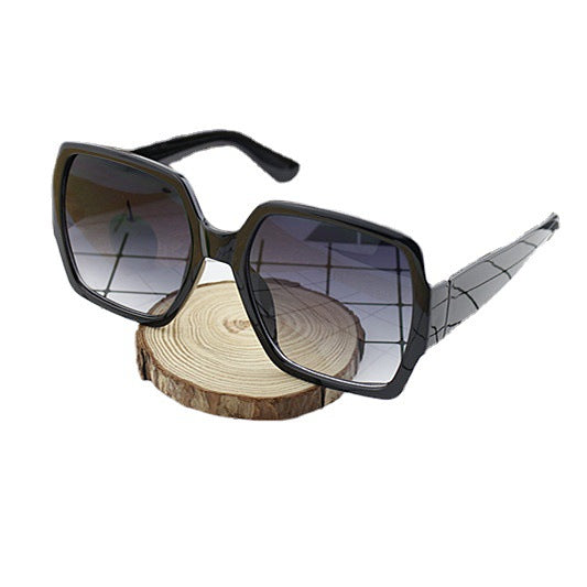 Dame ekstravagant kvadratisk solbrille med unikt design Skanto