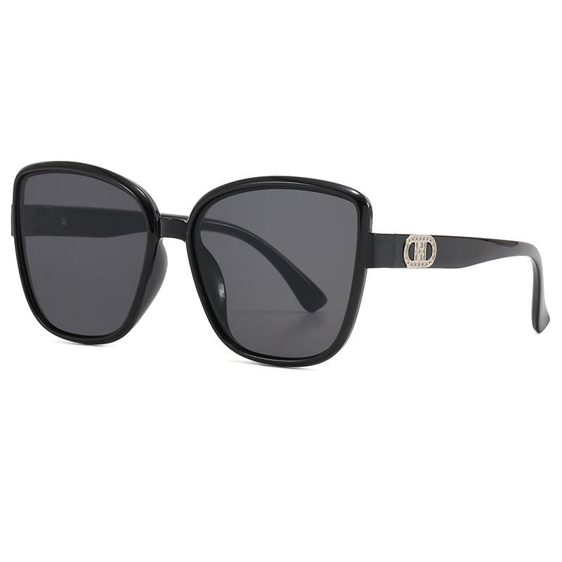 Dame elegante oversized solbriller i moderne design Skanto