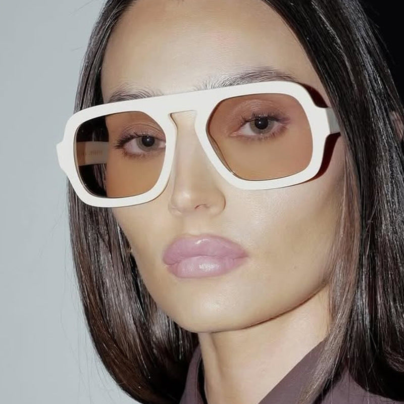 Dame moteriktig solbrille i moderne retro-stil Skanto