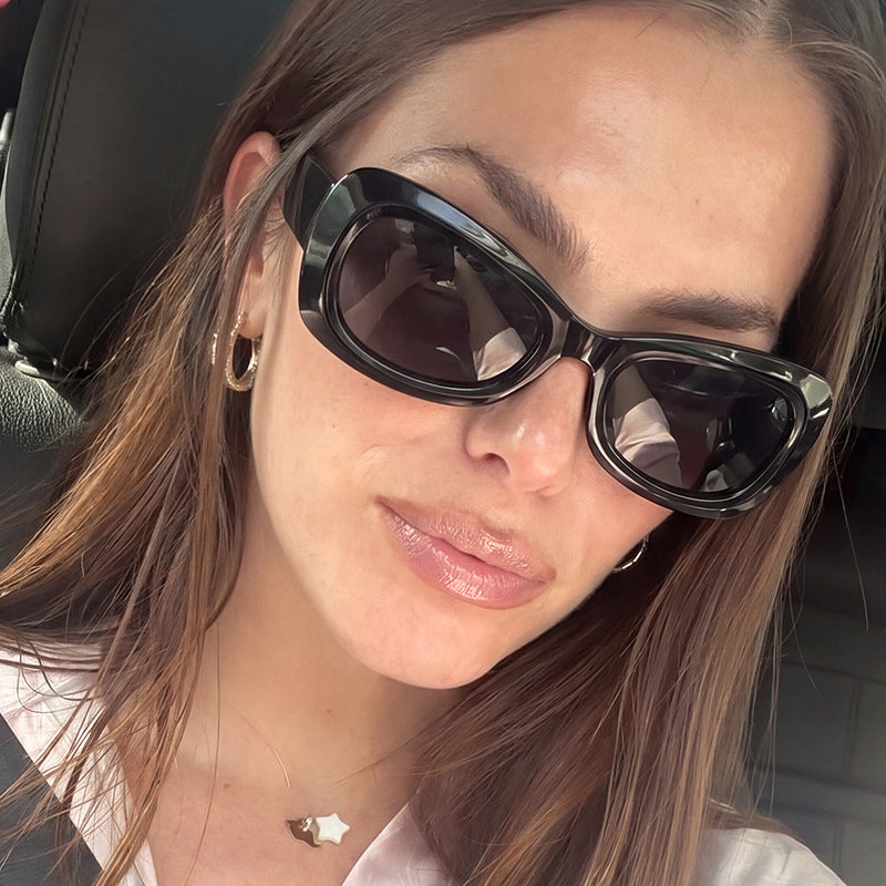 Dame moter Cat-Eye solbriller med beskyttende UV-filter og elegant design Skanto