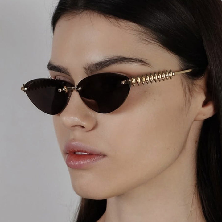 Dame solbrille i moderne, geometrisk design med stilfull metallramme og UV-beskyttelse Skanto